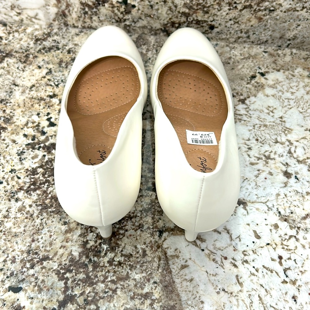 Women’s white 2.5” heels - Picture 3 of 5